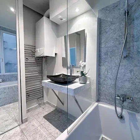 Unique At The Bourse Apartment *